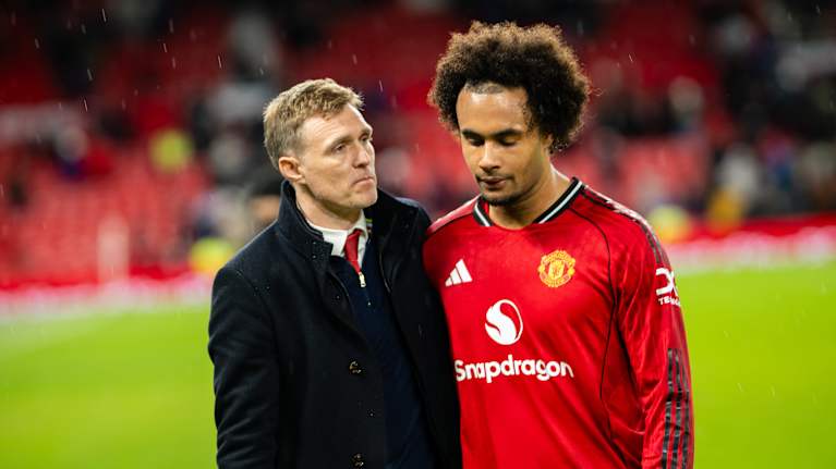 Manchester Unitedin väliaikainen päävalmentaja Darren Fletcher ja Joshua Zirkzee.