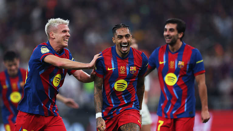 Raphinha juhlii maalia kuvassa.