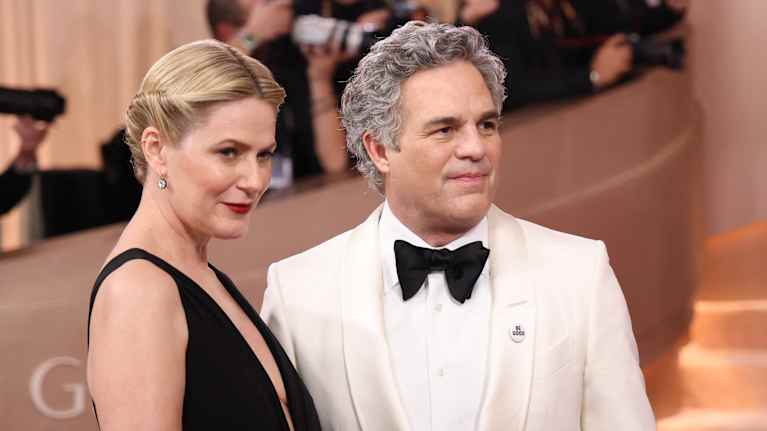 Näyttelijä Mark Ruffalo vaimonsa Sunrise Coigneyn kanssa saapumassa Golden Globe -gaalaan.