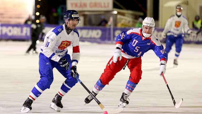 Suomen Samuli Helavuori (vas.) ja USA:n Nicholas Cerrato jääpallon MM-kilpailuiden ottelussa Suomi - USA Porissa 12. tammikuuta 2026. 