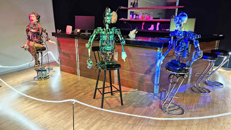 Robotit baaritiskin ympärillä.