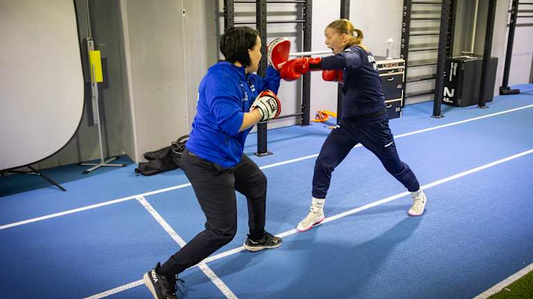 Maarit Teuronen, nyrkkeilyvalmentaja sekä Pihla Kaivo-oja nyrkkeilyharjoituksissa Urhea hallilla.