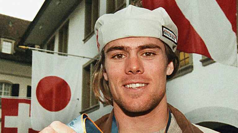 Naganon talviolympialaisten pronssimitalisti Ueli Kestenholz esittelee mitaliaan kotikaupunkinsa Thunin kaupungintalon edessä Sveitsissä 16. helmikuuta 1998. Kuva julkaistu uudelleen 13. tammikuuta 2026. Kestenholz kuoli 50-vuotiaana Loetschentalin laaksossa 11. tammikuuta 2026 lumivyöryonnettomuudessa saamiinsa vammoihin.