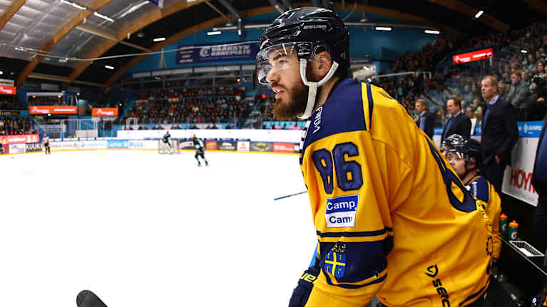 Lukkos Eric Gelinas på bytesbänken. Han tittar ut över planen.