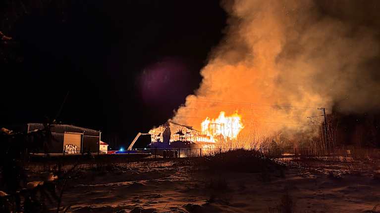 Tulipalo levitti savua alueella.