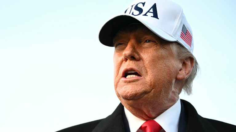 Donald Trump i en vit USA-keps.