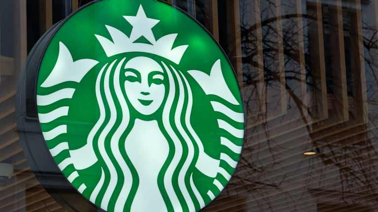 Starbucksin valaistu logo Helsingin ydinkeskustassa.