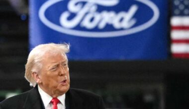 Trump näytti keskisormea häntä solvanneelle tehdastyöntekijälle | Uutisia lyhyesti