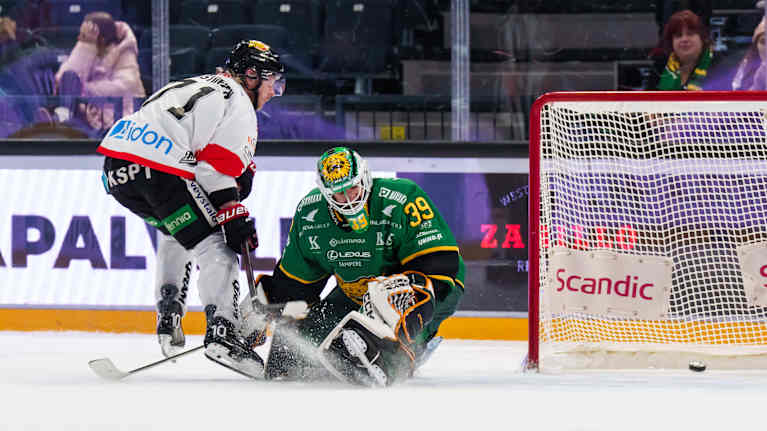 JYPin Juuso Puustinen ohittaa Ilveksen Dominik Pavlatin vl-kisassa 14.1.2026. 