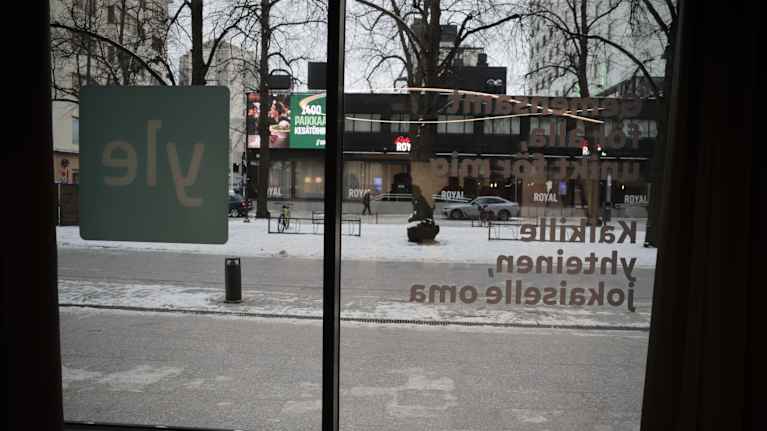 Ikkuna jossa ylen logo Ylen uusissa tiloissa Vaasan keskustassa.