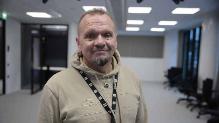 Mikko Kukkonen hymyilee.