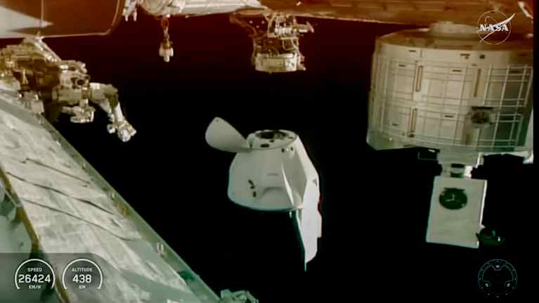 Avaruusalus irtautumassa avaruusasemalta.