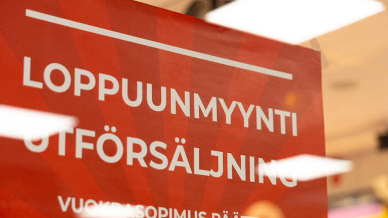 Loppuunmyynti -kyltti huonekaluliikkeen ikkunassa.