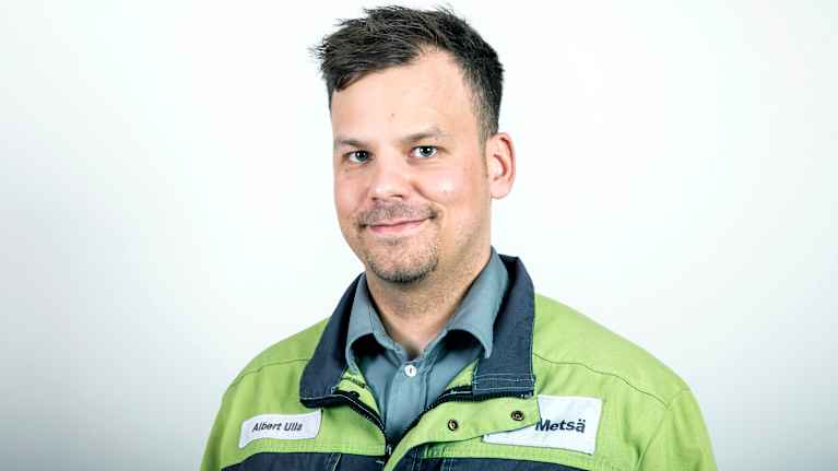 Albert Ulla katsoo kameraan ja hymyilee.