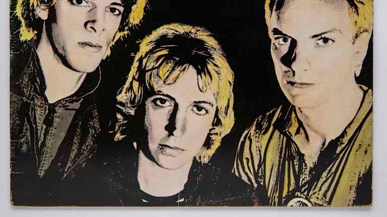 The Police yhtyeen Outlandos d’Amour vinyylin kansi.