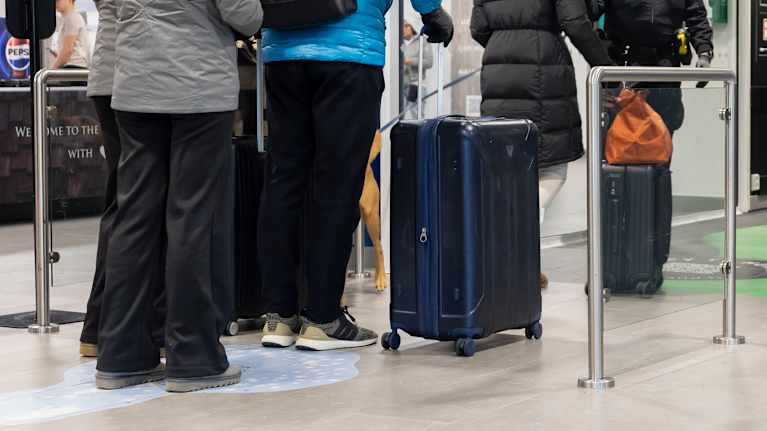 Matkailijoita Rovaniemen lentoasemalla.