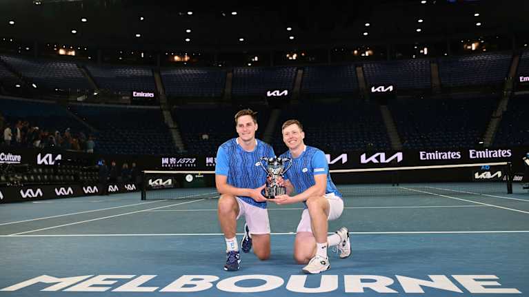 Henry Patten ja Harri Heliövaara poseerasivat Australian avointen voittopokaalin kanssa tammikuussa 2025. Finaali päättyi kello aamulla kello 1.30.