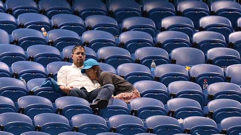 Getty Imagesin kuvaajan Quinn Rooneyn otos aamuyölle venyneen nelinpelifinaalin katsomosta.