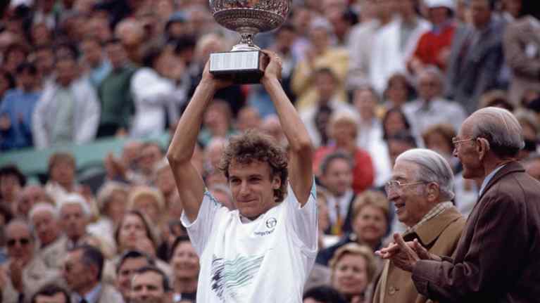 Mats Wilander nostaa Ranskan avointen voittopokaalia vuonna 1988.
