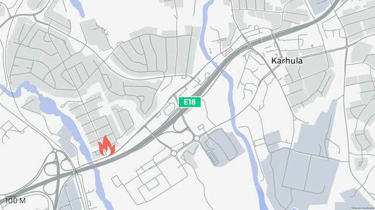 Kartta, johon merkitty E18-tie, Karhula sekä tulipalo.