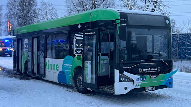 Sähköbussi jonka takapää on palanut. 