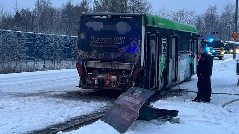 Linja-auto jonka takapää on mustunut ja rikki. 