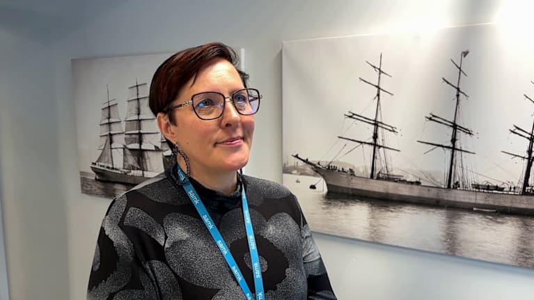SAMKin projektipäällikkö Minna Keinänen-Toivola seisoo laivaa esittävän taulun edessä Rauman Winnovassa.
