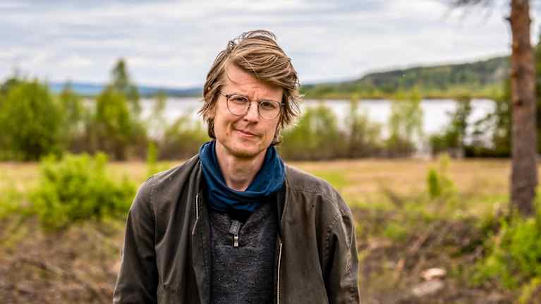 Theodor Ringborg seisoo Lapin maisemat taustallaan.