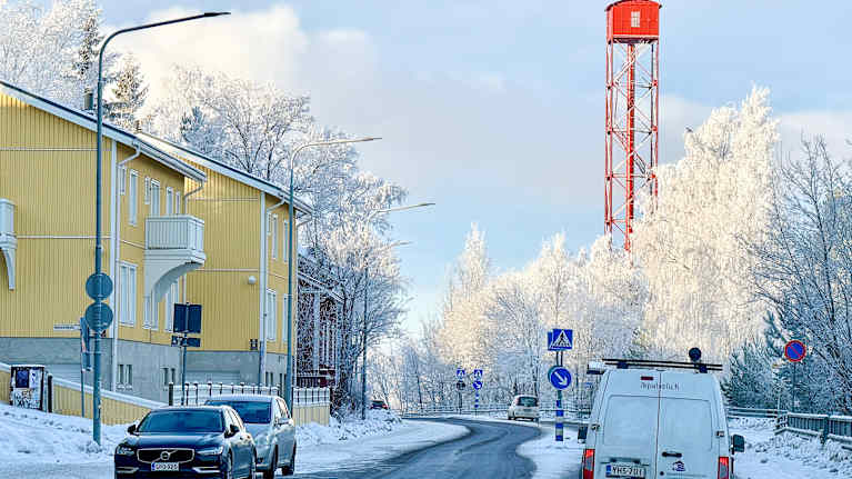 Pispalaa kuvattuna aurinkoisena talvipäivänä. Taustalla punainen Pispalan haulitorni.