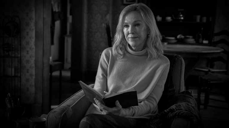Catherine O'Hara mustavalkoisessa kuvassa.