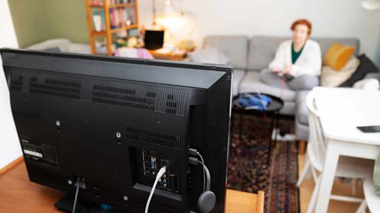 Television katselua sohvalla, tv etualalla.