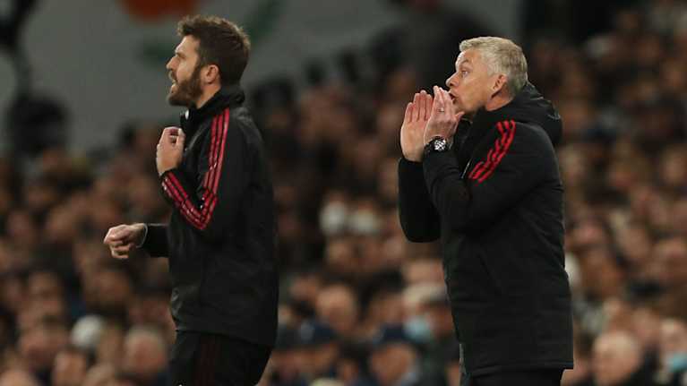 Michael Carrick och Ole Gunnar Solskjær insturerar spelare.