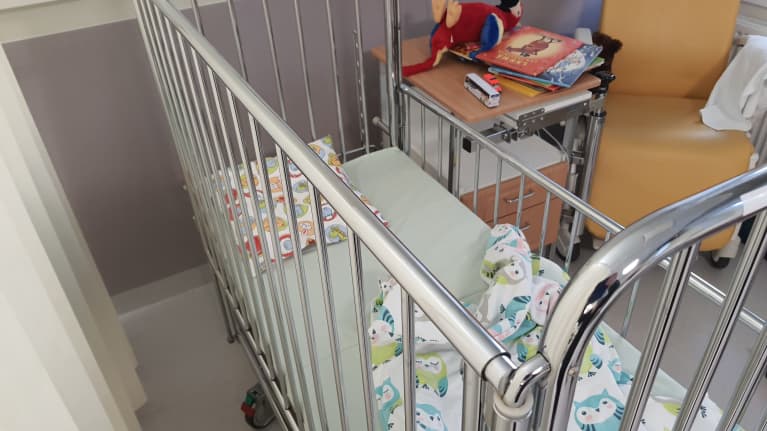 Lapselle tarkoitettu sairaalasänky.