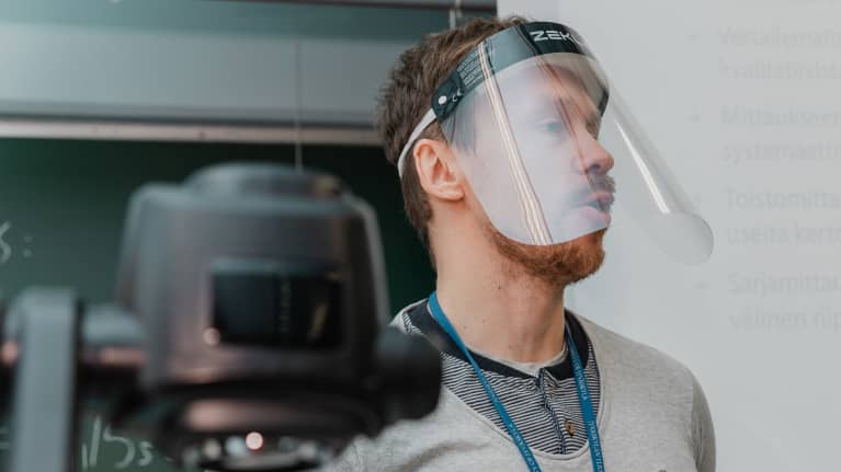 Hannu Moilanen visiiri päässä.