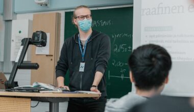 Matematiikan, fysiikan ja kemian opettajat uhkaavat loppua Suomesta