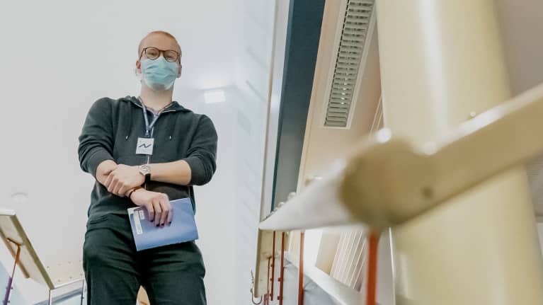 Kalle Ketonen seisoo rappusilla.