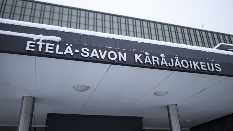 Etelä-Savon käräjäoikeuden julkisivun sisäänkänyti lähikuvassa talvella.