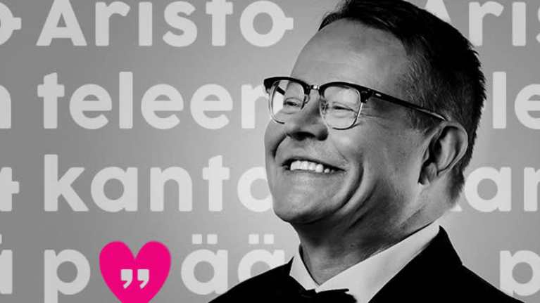 Toimittaja Pasi Heikura nauraa.