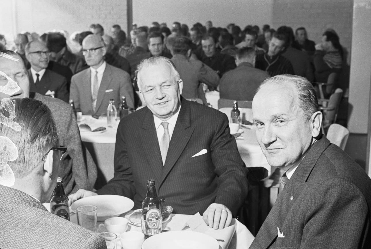 Typpi oy:n hallintoneuvoston varapuheenjohtaja, professori V. J. Sukselainen ja toimitusjohtaja Jaakko Lehmus ammoniakkilaitoksen konehallin harjannostajaistilaisuudessa Oulussa 23.9.1961.