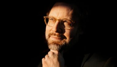 Kirjailija Joel Haahtela yrittää pitää Jumalan mielessä joka päivä – ”Jos meillä ei ole hengellistä maailmaa, kuljemme vain ihmisen varjoina”