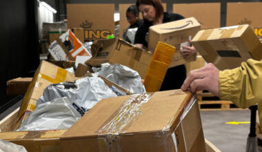 Postiin kadonneita mysteeripaketteja myydään Kampissa ensi viikolla