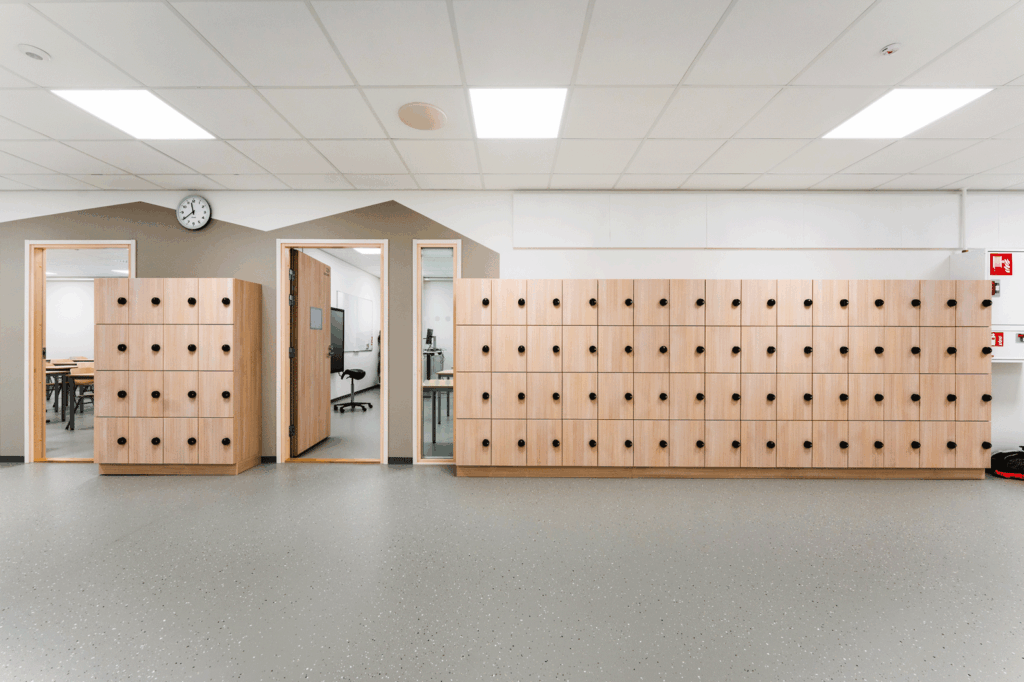 Säilyslokerikkojen rivi aulassa.