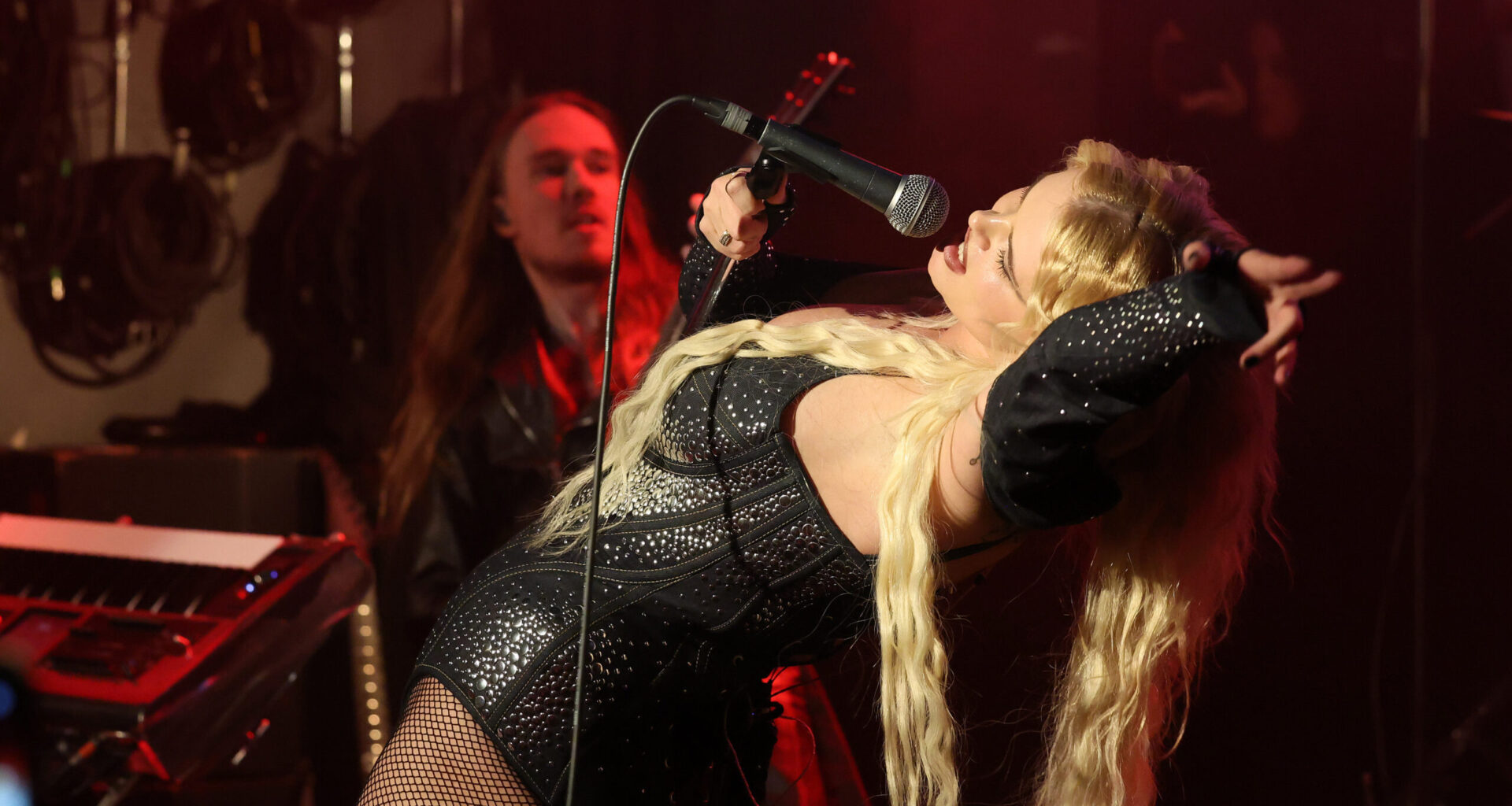 "Tekisi mieli viedä kaulaliina" – Erika Vikmanin esiintymisasu puhuttaa