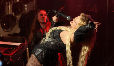 "Tekisi mieli viedä kaulaliina" – Erika Vikmanin esiintymisasu puhuttaa