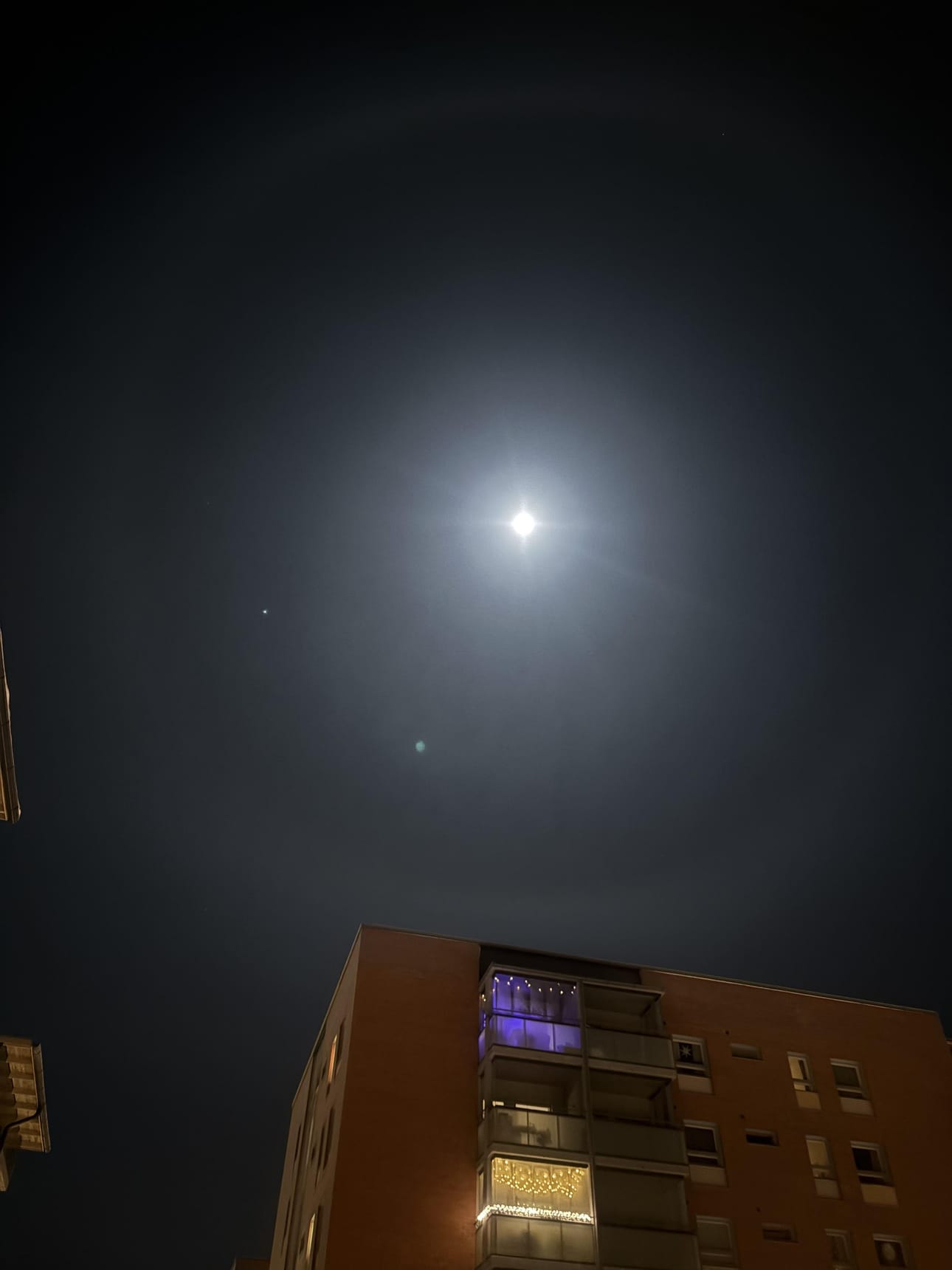 Täysikuun ympärille syntyi suuri kaari.