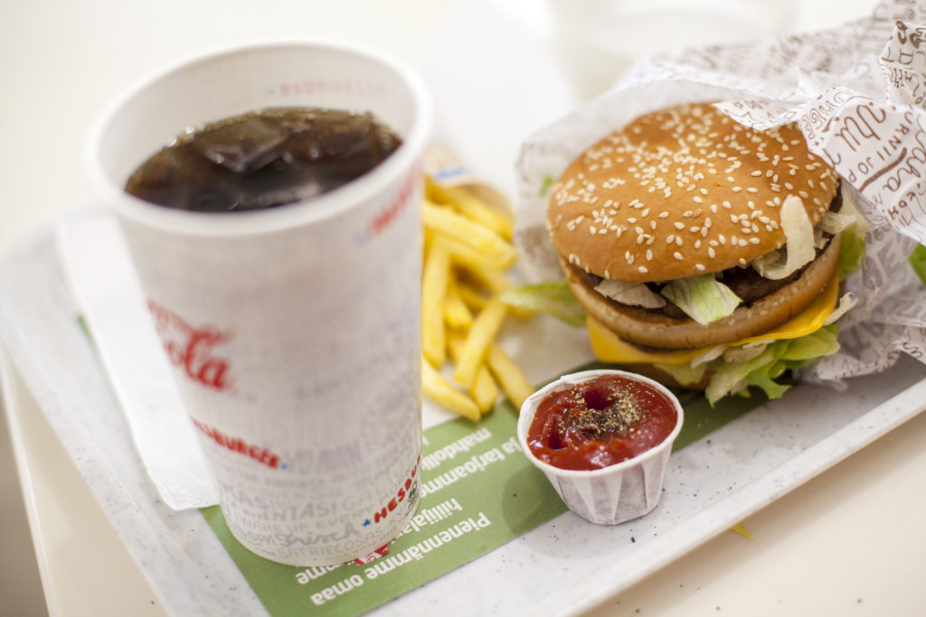 Tässä ovat suomalaisten suosituimmat lisätäytteet hampurilaisten väliin