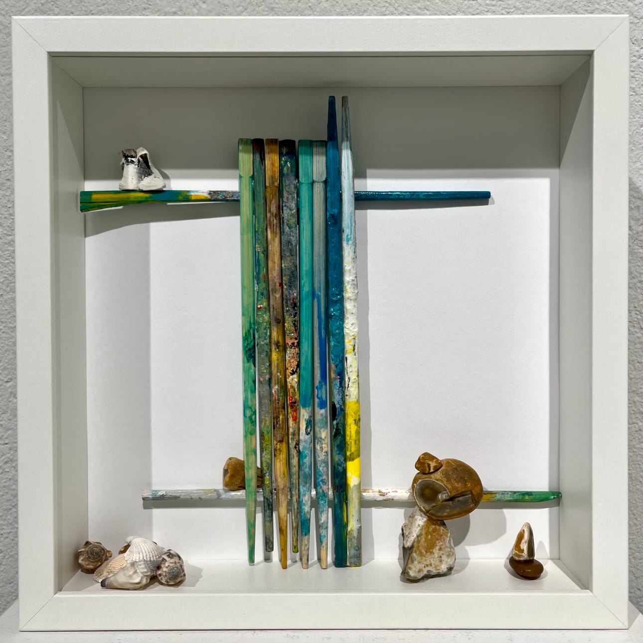 Hanna Holopainen on rakentanut Galleria MABDin näyttelyynsä Painolastipuisto-nimeä kantavia pieniä visuaalisia kuvaelmia, joista tässä osa Puhelu Tokioon.