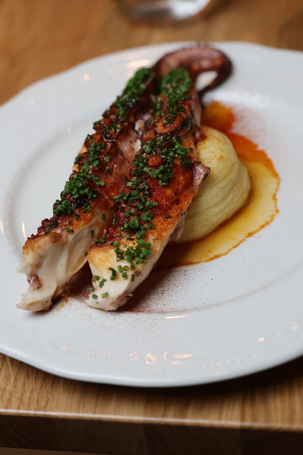 Pehmeäksi kypsennetty mustekala tarjotaan Bonito-ravintolassa kalmarinmustetta sisältävän kastikkeen kanssa.