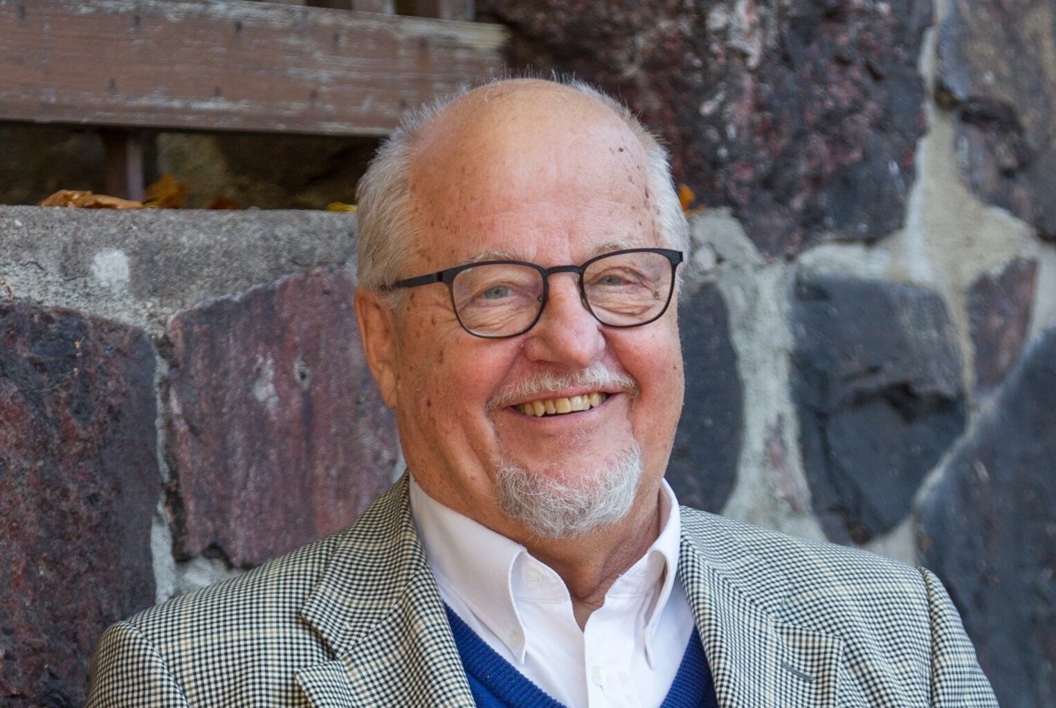 Tietokirjailija toteutti haaveensa ja kokosi EM-, MM- ja olympiafinaalien tuloksista kirjan – Yleisurheilu.fi