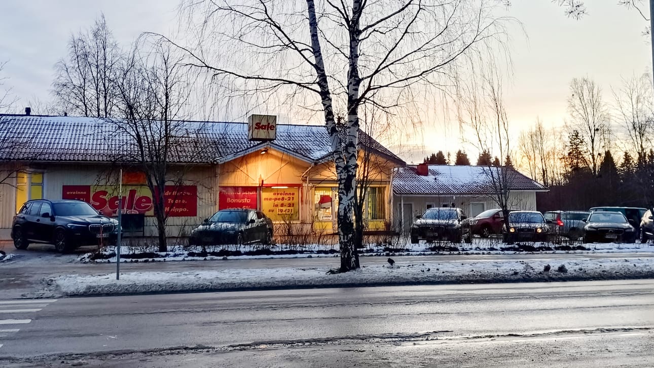 Viimeisinä aukiolopäivinään Piippolan Salen piha oli täynnä autoja.